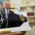 Hadiah Corning Glass Emas 24 Karat Buat Donald Trump dari Apple