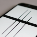 Solusi LCD iPhone Bergaris Hitam Servis di Purwokerto